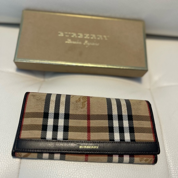 BURBERRY Authentic!! - Picture 2 of 9